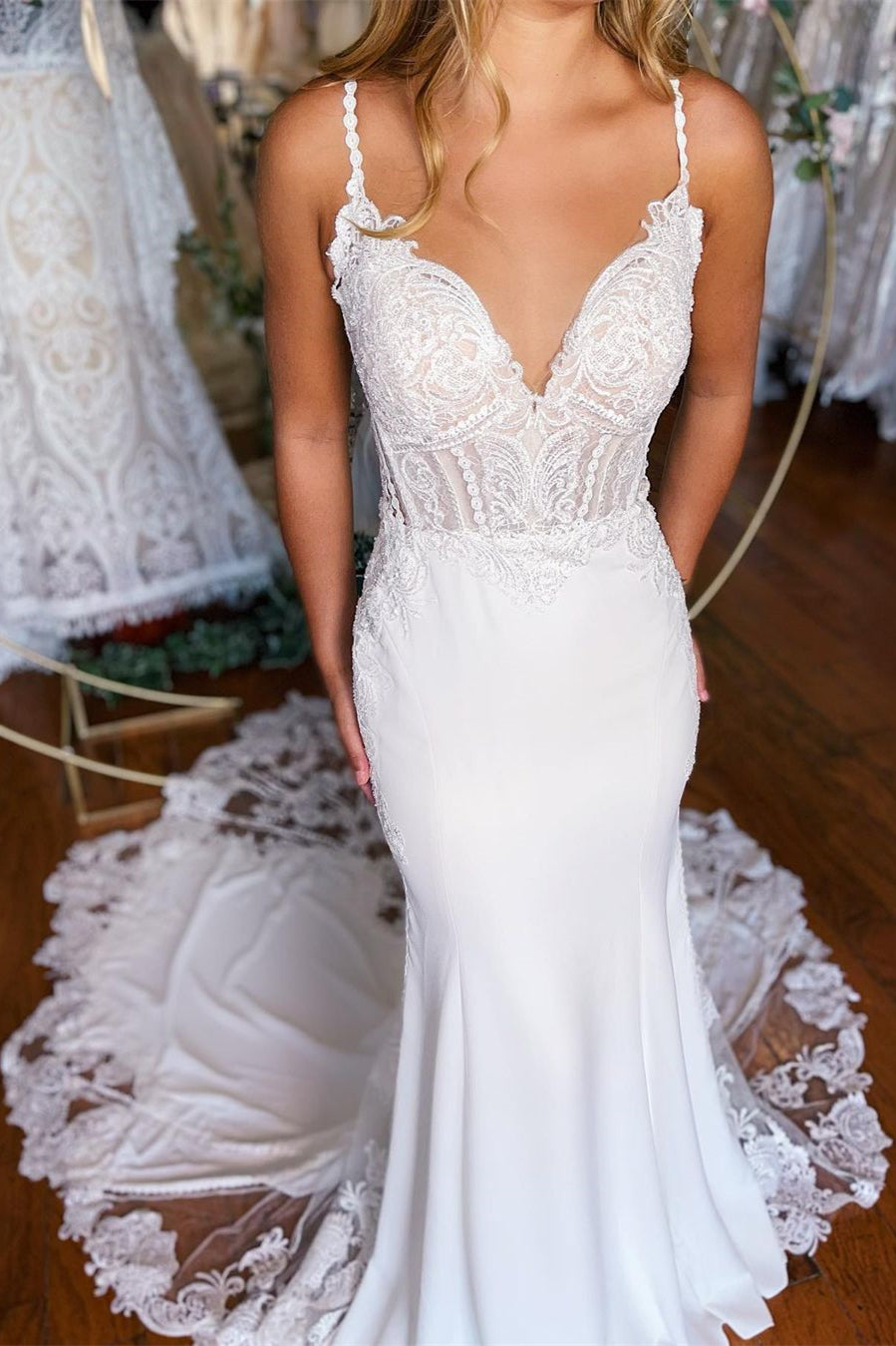 Sexy langes Meerjungfrau-Trägerkleid mit Spaghetti-Trägern, Spitzenrücken und Schleppe