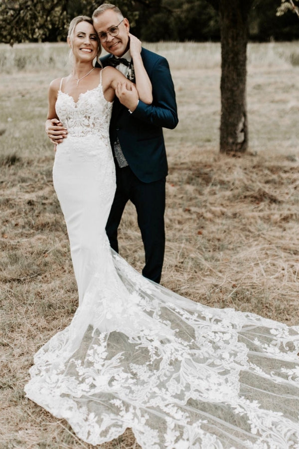 Sexy langes weißes Trägerkleid mit Spaghettiträgern, Meerjungfrau-Silhouette und rückenfreiem Design mit Spitze