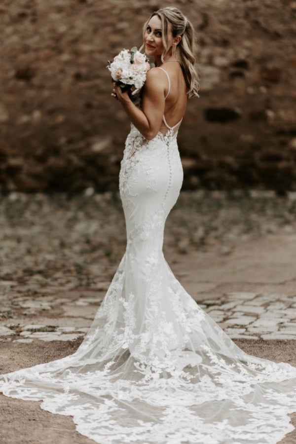 Sexy langes weißes Trägerkleid mit Spaghettiträgern, Meerjungfrau-Silhouette und rückenfreiem Design mit Spitze