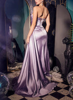 Vestidos de festa compridos em cetim com decote em coração e costas abertas, estilo sereia, com racha