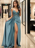 Abito da Sera Lunghissimo in Satin con Scollo a V, Pizzo e Applicazioni a Sirena e Spacco Laterale