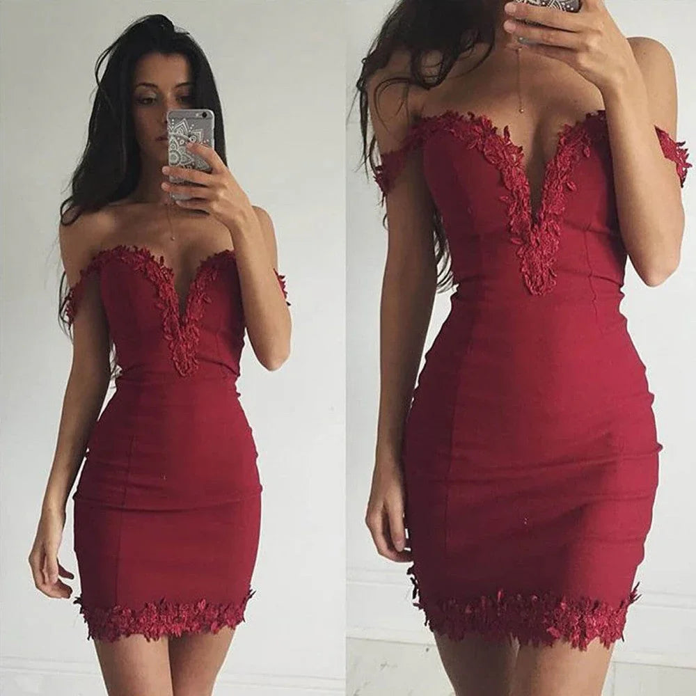 Vestido de Fiesta Corto y Ajustado en Color Borgoña, Sin Mangas y con Hombros al Descubierto