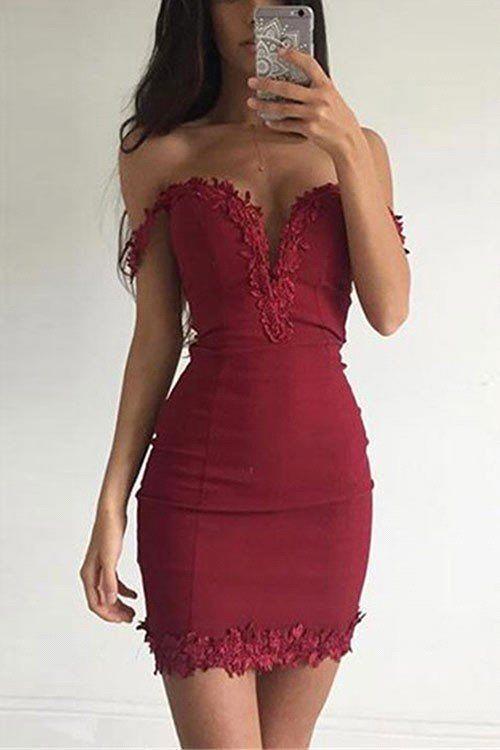 Vestido de Fiesta Corto y Ajustado en Color Borgoña, Sin Mangas y con Hombros al Descubierto