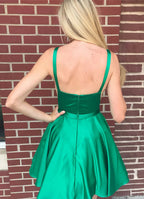 Reizvolles kurzes V-Ausschnitt-Trägerkleid aus Satin mit freiem Rücken für den Homecoming-Ball