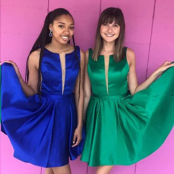 Reizvolles kurzes V-Ausschnitt-Trägerkleid aus Satin mit freiem Rücken für den Homecoming-Ball