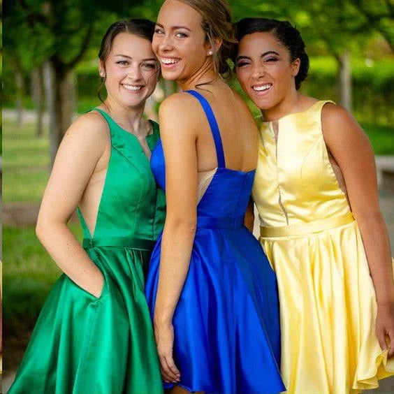 Reizvolles kurzes V-Ausschnitt-Trägerkleid aus Satin mit freiem Rücken für den Homecoming-Ball