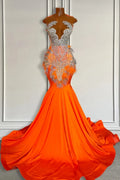 Robe de bal sirène en satin sans manches avec encolure ras du cou et traîne balayante