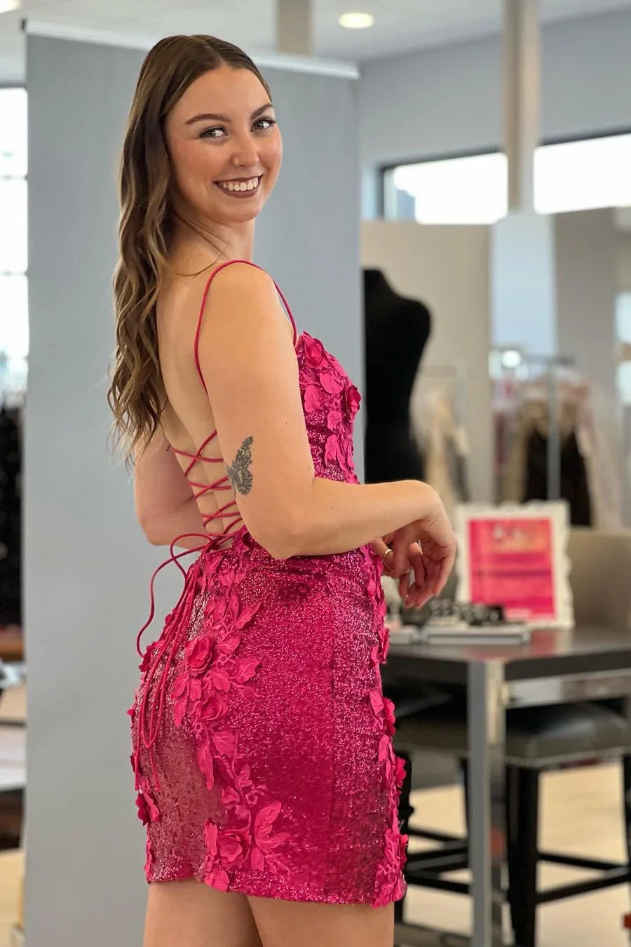 Reizvolles Trägerkleid mit Rückenfreiem Design und Applikationen für den Homecoming-Ball