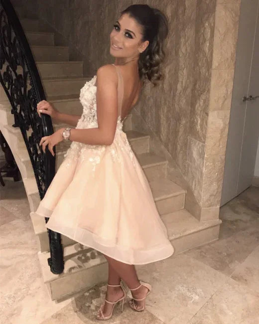 Verführerisches Trägerkleid mit V-Ausschnitt und Applikationsblumen für den Homecoming-Abend – Kurzes Ballkleid