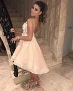 Verführerisches Trägerkleid mit V-Ausschnitt und Applikationsblumen für den Homecoming-Abend – Kurzes Ballkleid