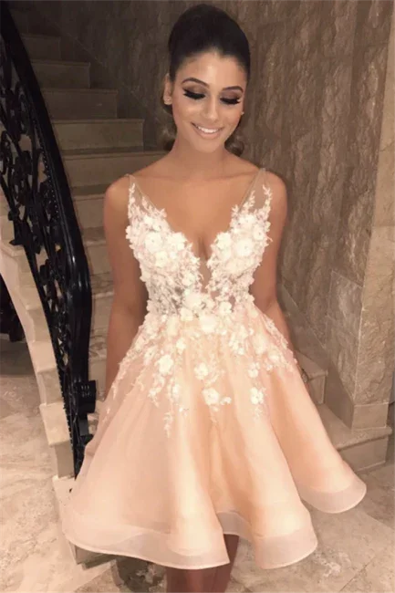 Vestido Corto para el Baile de Bienvenida con Cuello en V, Tirantes Finos Sensuales y Aplicaciones Florales