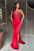 Robe de bal longue sirène satinée sans bretelles avec fente et perles