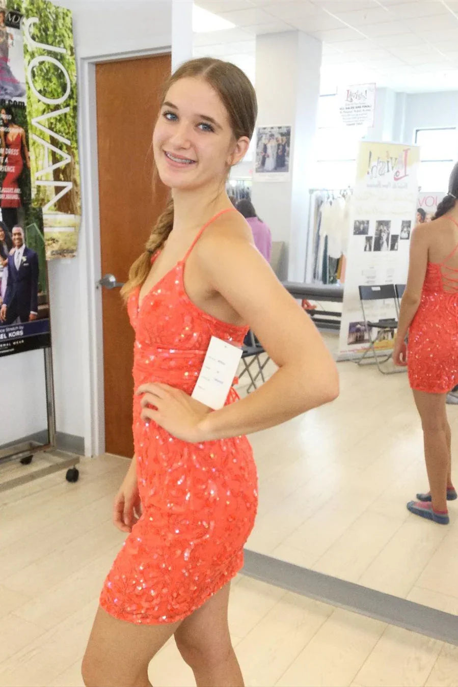 Sexy V-Ausschnitt Orange Rückenfreies Paillettenbesetztes Trägerloses Homecoming-Kleid Mit Spitze