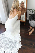 Trägerloses Brautkleid mit Spitzenrücken, Schaufelausschnitt, Seitenschlitz und Schleppe