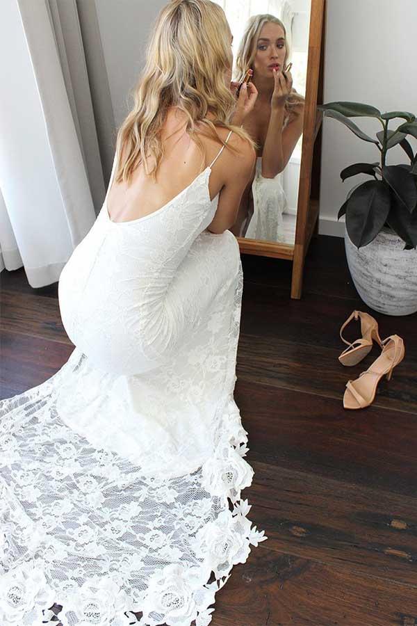 Trägerloses Brautkleid mit Spitzenrücken, Schaufelausschnitt, Seitenschlitz und Schleppe