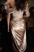 Vestido de festa tubinho com decote ombro a ombro dourado e cauda longa com racha PG809