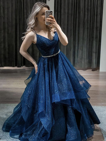 Glänzendes langes A-Linien-Abschlussballkleid mit V-Ausschnitt, flauschigem Tüll und Gürtel