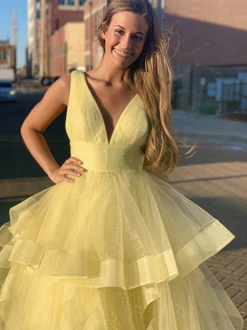 Glänzend gelbes langes A-Linien-Abschlussballkleid mit V-Ausschnitt und flauschigem Tüll