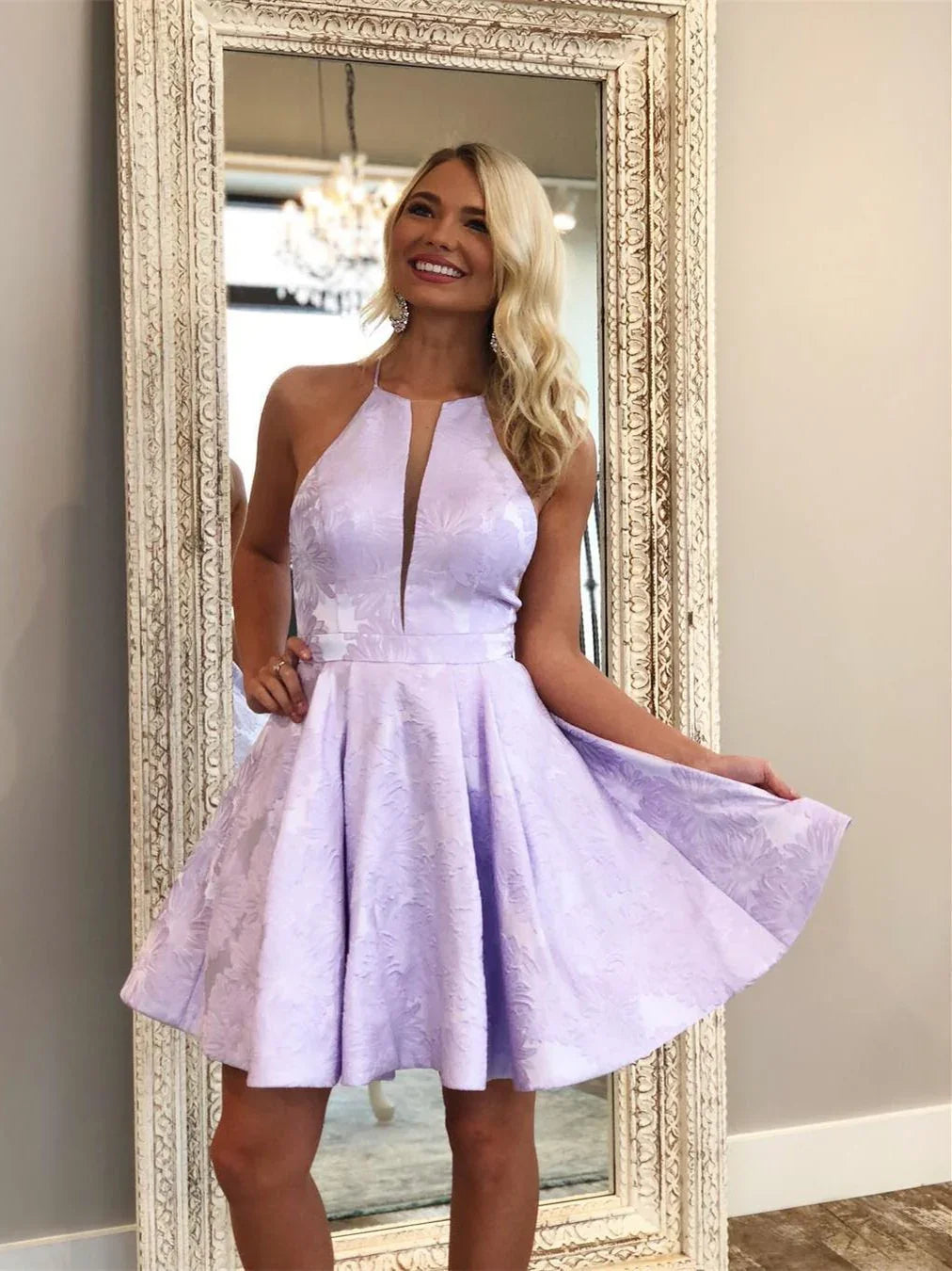Kurzes A-Linien-Kleid mit tiefem V-Ausschnitt, Trägertops und ohne Ärmel für den Homecoming-Ball