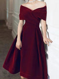 Vestido de noche corto de terciopelo burgundy formal para graduación con hombros descubiertos y corte en A