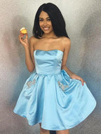 Kurzes trägerloses A-Linien-Satin-Heimkehrballkleid mit Perlenstickerei und Taschen