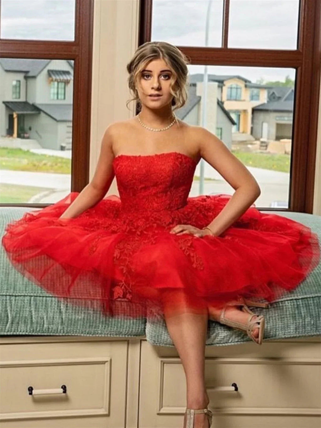 Kurzes A-Linien trägerloses Spitzen-Tüll-Abschlussballkleid Rotes Homecoming-Kleid