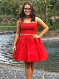 Kurzes A-Linien trägerloses Spitzen-Tüll-Abschlussballkleid Rotes Homecoming-Kleid