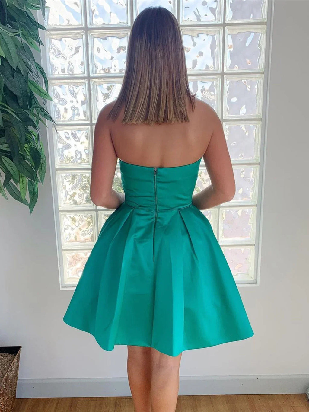 Vestidos cortos de línea A sin tirantes de satén formales para baile de graduación y bienvenida con bolsillos