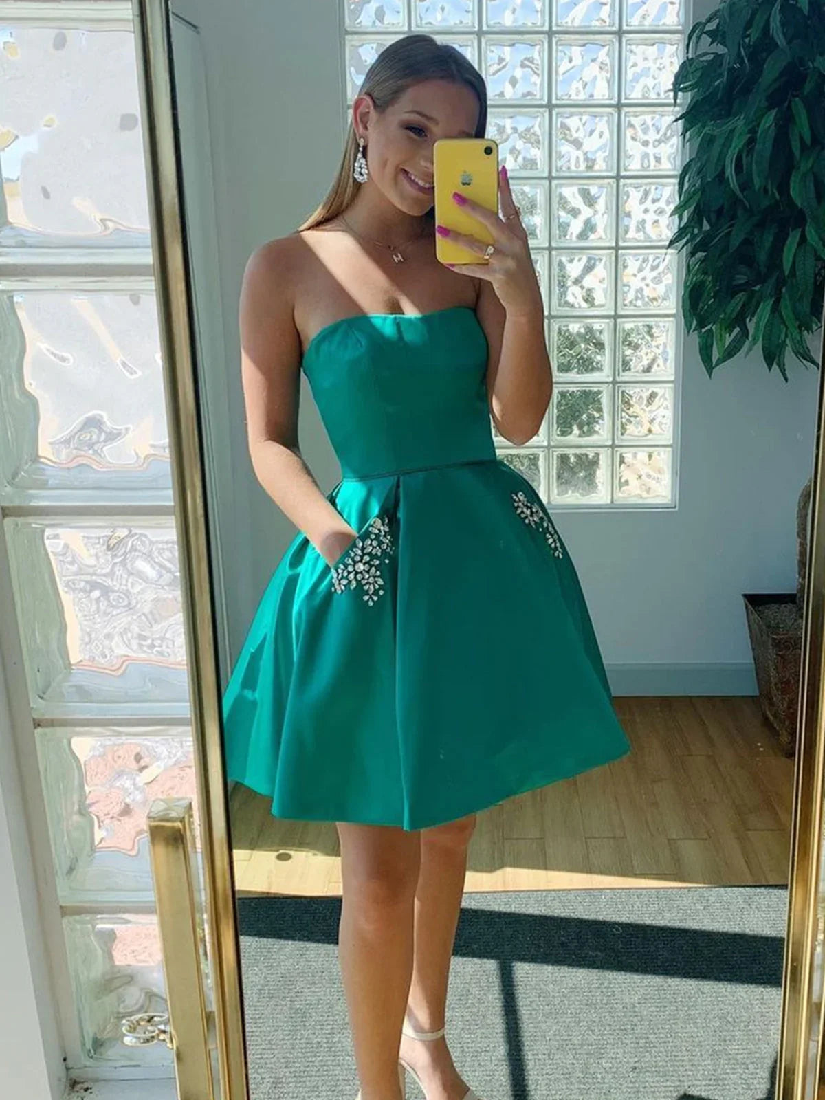 Kurzes A-Line Trägerlos Satin Formell Abschlussball Homecoming Kleider mit Taschen
