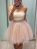 Kurzes A-Line Trägerlos Tulle Abschlussball Homecoming Kleider mit Gürtel