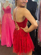 Kurzes A-Linien-Promkleid mit V-Ausschnitt, Rückenfreier Spitze in Rot Formelle Homecoming-Kleider