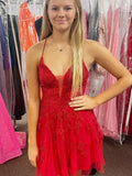 Kurzes A-Linien-Promkleid mit V-Ausschnitt, Rückenfreier Spitze in Rot Formelle Homecoming-Kleider