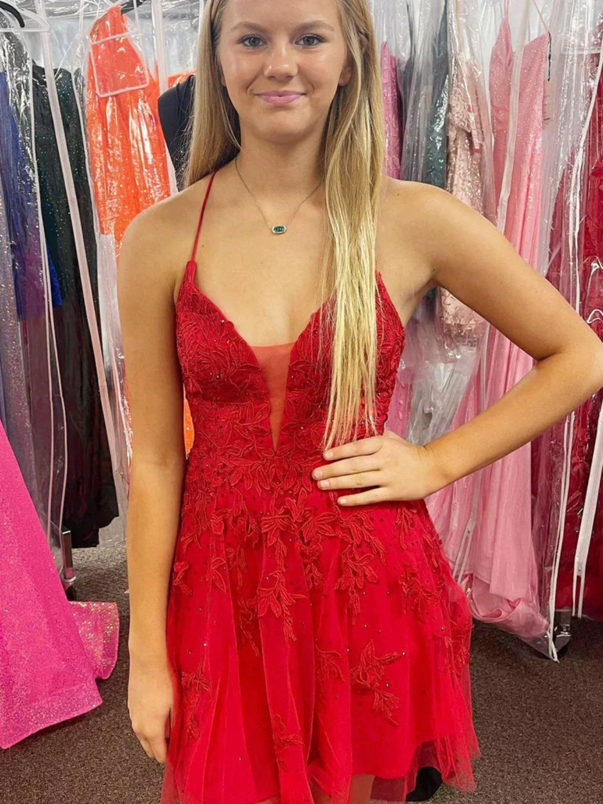 Kurzes A-Linien-Promkleid mit V-Ausschnitt, Rückenfreier Spitze in Rot Formelle Homecoming-Kleider