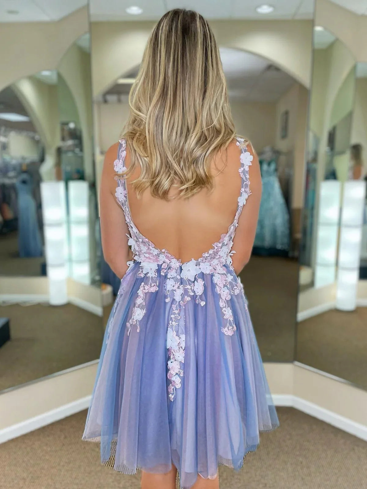Kurzes A-Linien-Formelles Prom-Homecoming-Kleid mit V-Ausschnitt, Blumen-Tüll und Rückenfreier Spitze