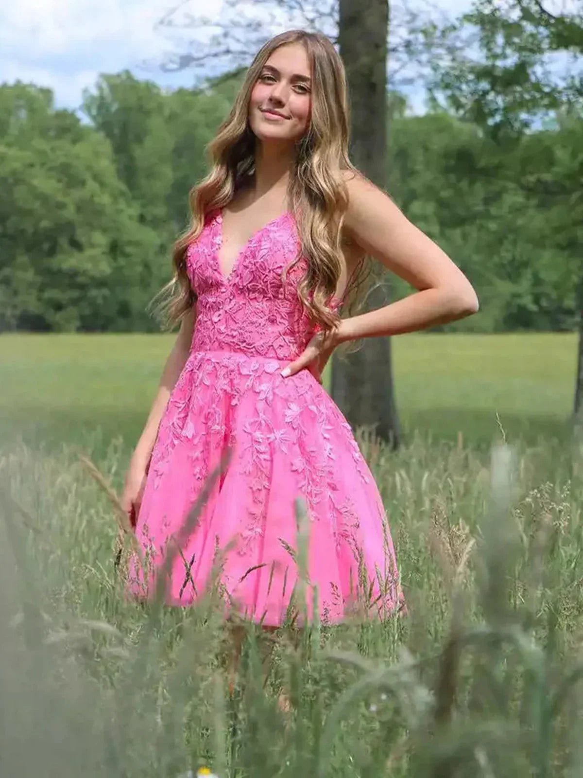Kurzes A-Linien-Promkleid mit V-Ausschnitt, Rückenfreiem Tüll und Spitze in Pink Homecoming-Kleider
