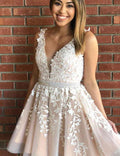 Kurzes A-Linien-Kleid mit V-Ausschnitt aus Spitze und Tüll für den Homecoming-Ball