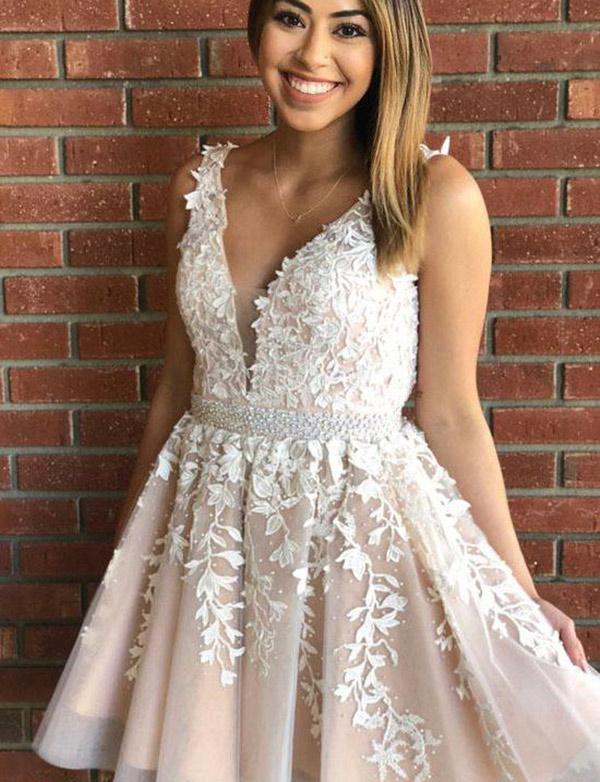 Kurzes A-Linien-Kleid mit V-Ausschnitt aus Spitze und Tüll für den Homecoming-Ball