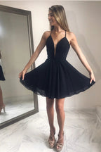 Kurzes A-Linien-V-Ausschnitt-Spitzenbesetztes Chiffon-Rückenfreies Abschlussballkleid