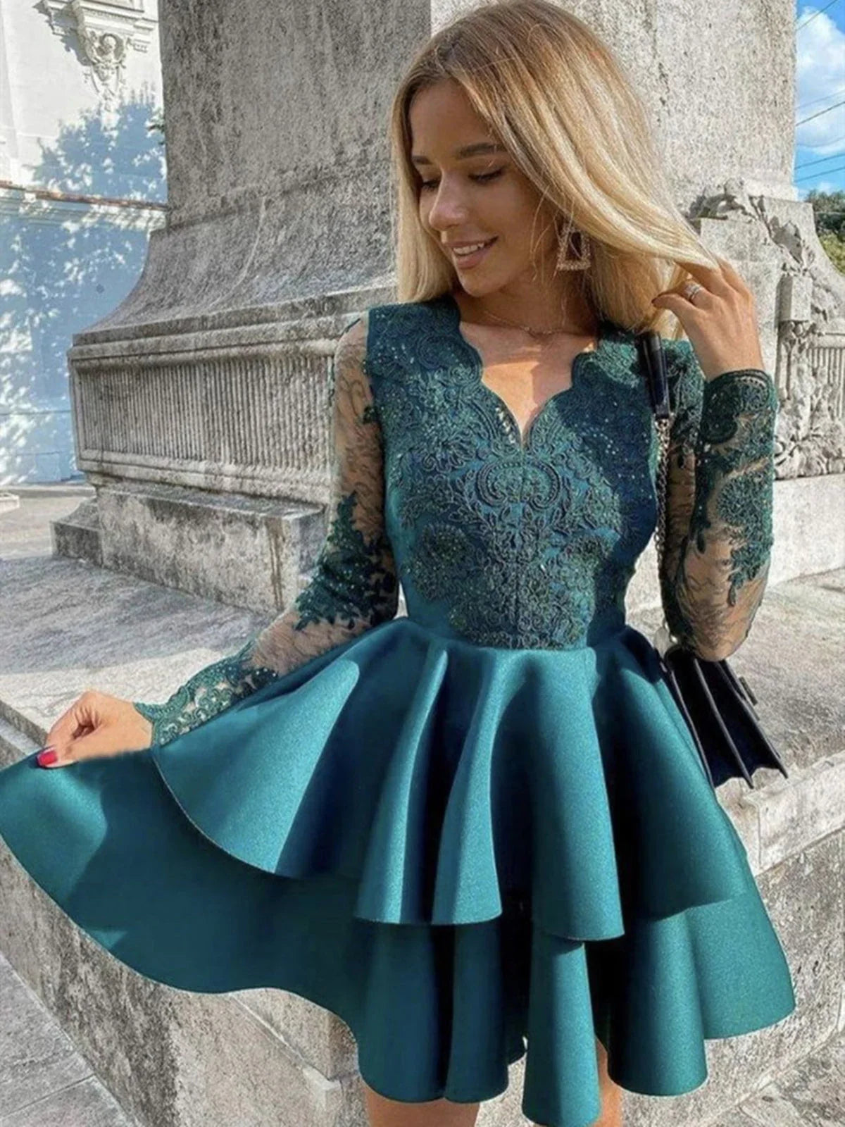 Kurzes A-Line V-Ausschnitt Satin Spitze Abschlussfeier Abschlussball Homecoming Kleider mit Ärmeln