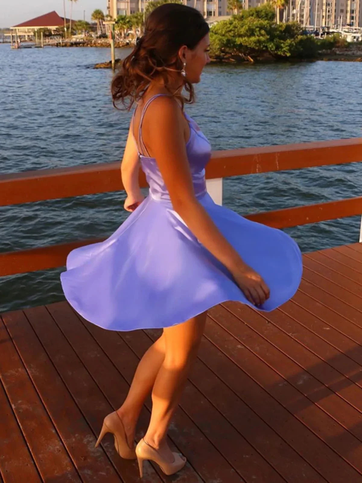 Kurzes A-Linien-Promkleid mit V-Ausschnitt und Satin mit Taschen in Lila Homecoming-Kleider