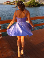 Kurzes A-Linien-Promkleid mit V-Ausschnitt und Satin mit Taschen in Lila Homecoming-Kleider