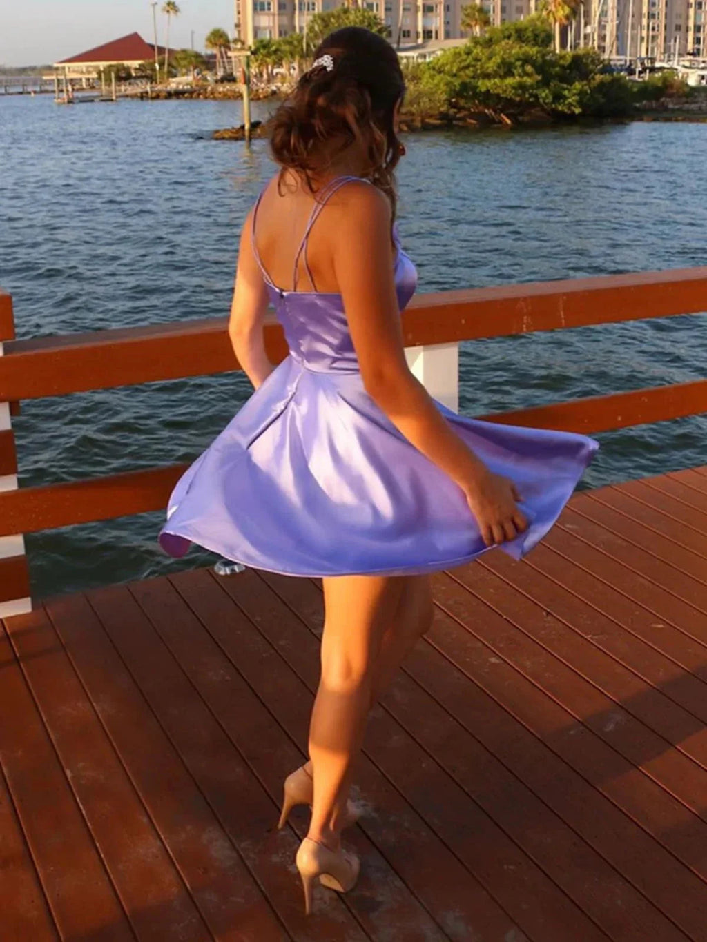 Kurzes A-Linien-Promkleid mit V-Ausschnitt und Satin mit Taschen in Lila Homecoming-Kleider