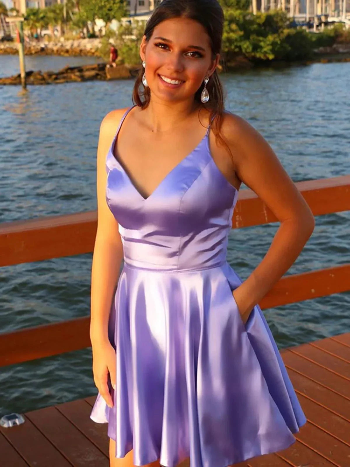 Kurzes A-Linien-Promkleid mit V-Ausschnitt und Satin mit Taschen in Lila Homecoming-Kleider