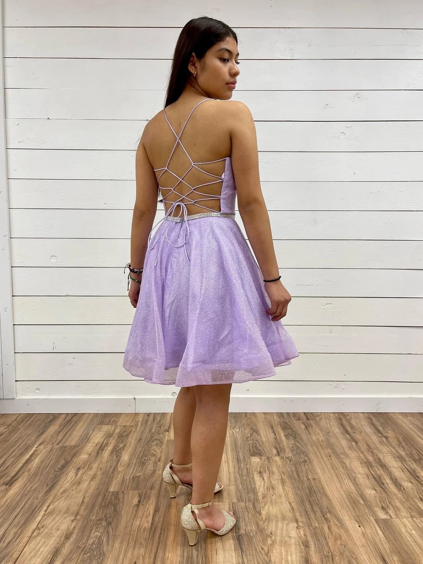 Kurzes A-Linien-Promkleid mit V-Ausschnitt und Rückenfreiem Tüll in Lila Homecoming-Kleider