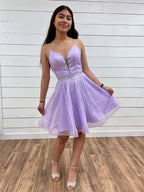Kurzes A-Linien-Promkleid mit V-Ausschnitt und Rückenfreiem Tüll in Lila Homecoming-Kleider