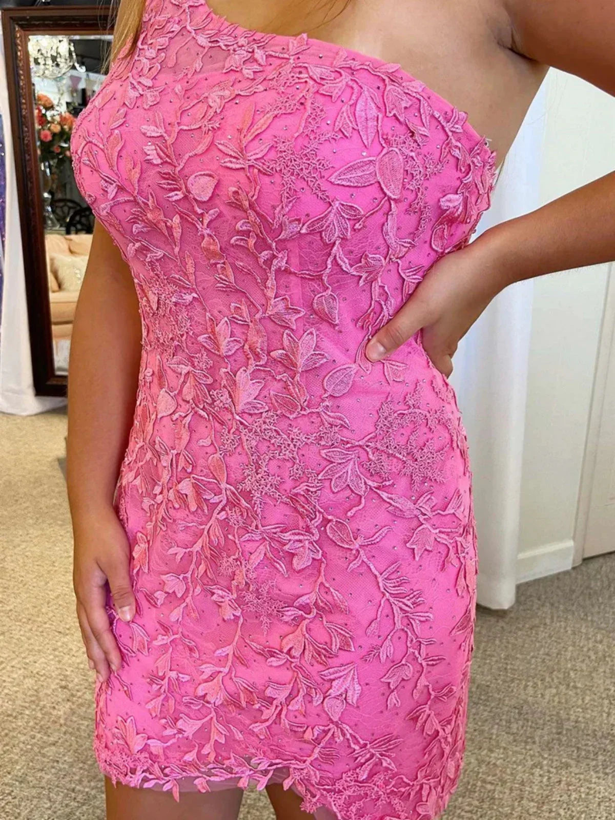 Kurzes Meerjungfrauen-Promkleid mit Ein-Schulter-Spitze in Pink Homecoming-Kleider