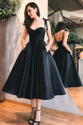 Vestido de Fiesta Corto y Encantador de Satén Negro sin Espalda con Bolsillos