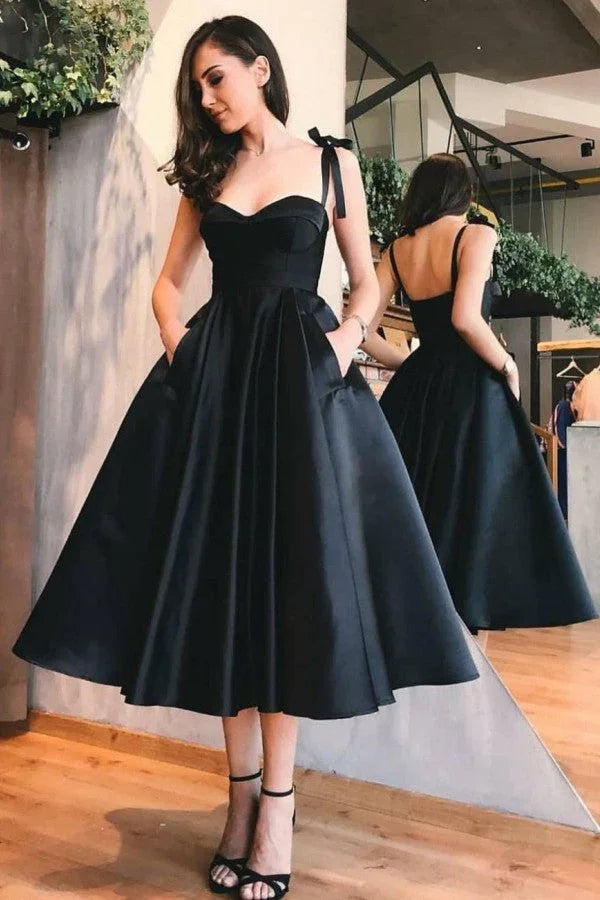 Vestido de Fiesta Corto y Encantador de Satén Negro sin Espalda con Bolsillos