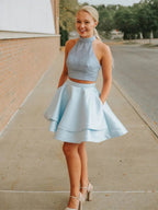 Kurzes zweiteiliges A-Linien Stehkragen Satin-Prom-Homecoming-Kleid ohne Rücken mit Taschen