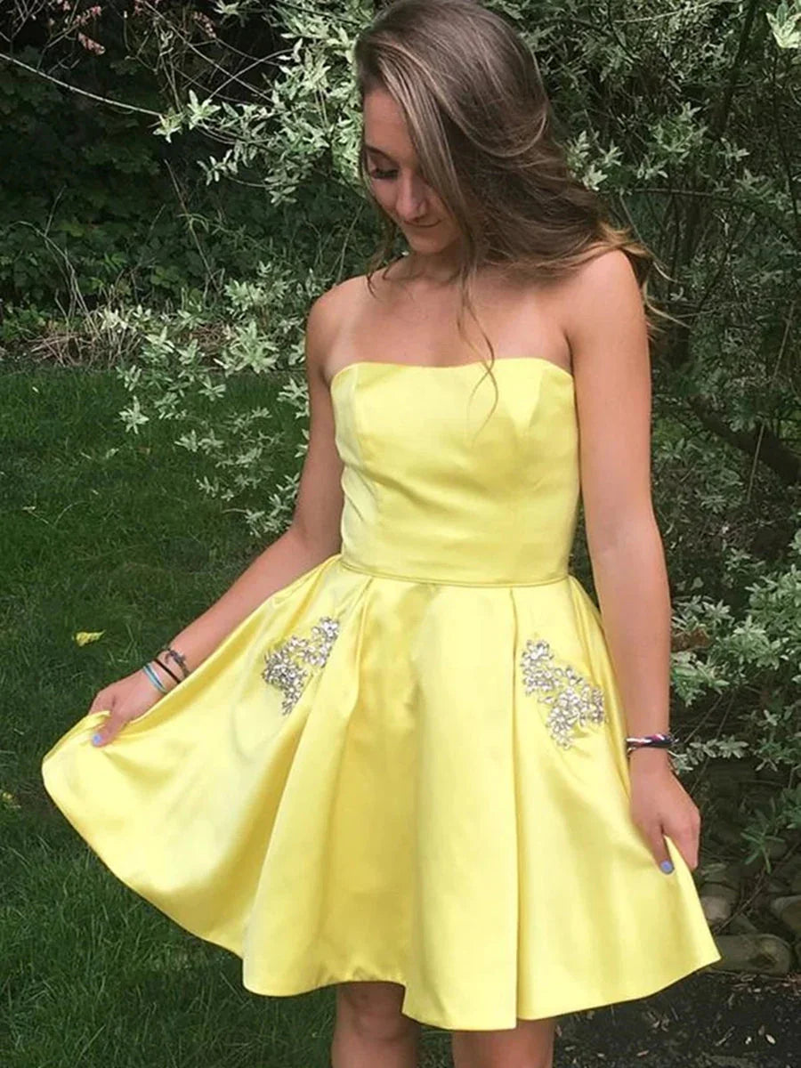 Kurzes gelbes A-Linien trägerloses Satin-Prom-Homecoming-Kleid mit Perlenbesatz